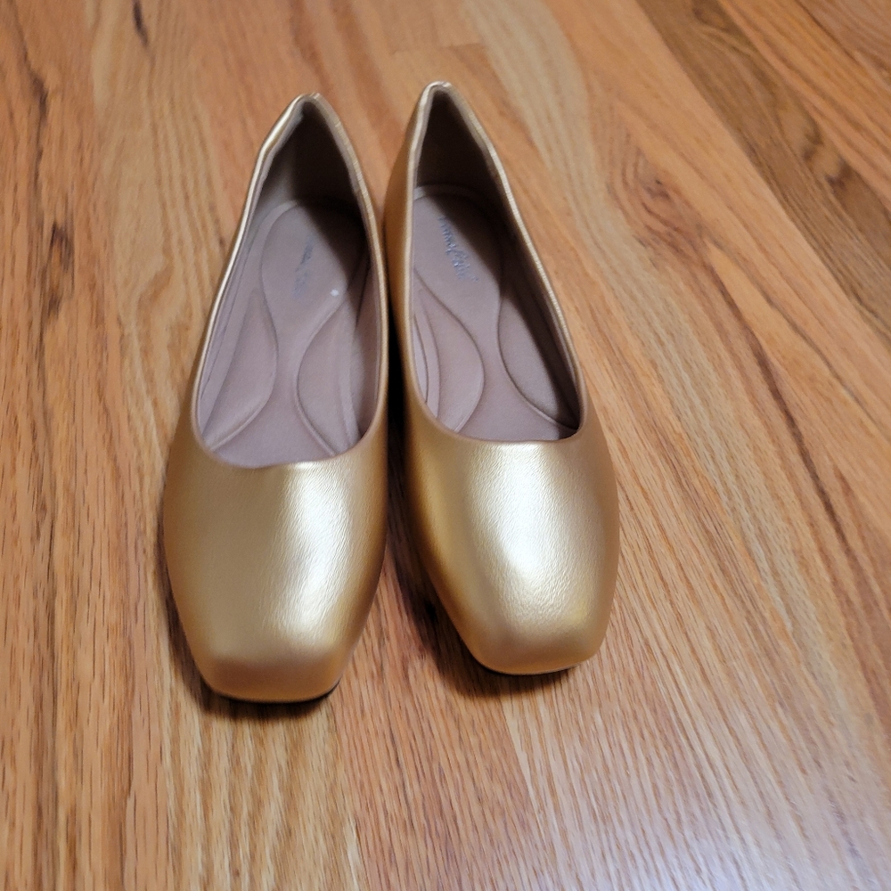 Gold Flats (2 DIFFERENT SIZES!) - Picture 6 of 7